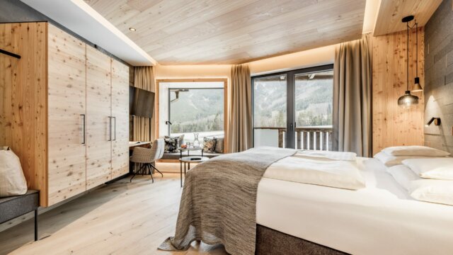 Modernes Zimmer mit Holzdekor und Blick auf Berge