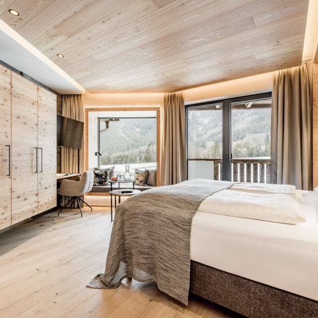 Modernes Zimmer mit Holzdekor und Blick auf Berge