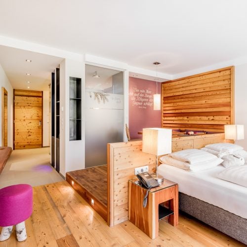 Helles Zimmer mit Holzdetails und modernen Möbeln