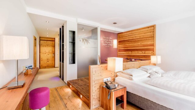 Helles Zimmer mit Holzdetails und modernen Möbeln