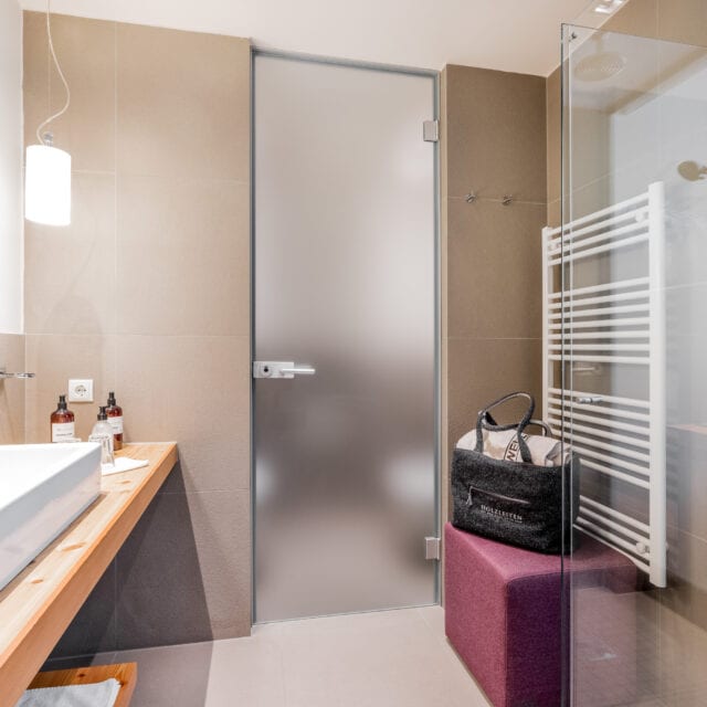 Modernes Badezimmer mit eleganter Ausstattung