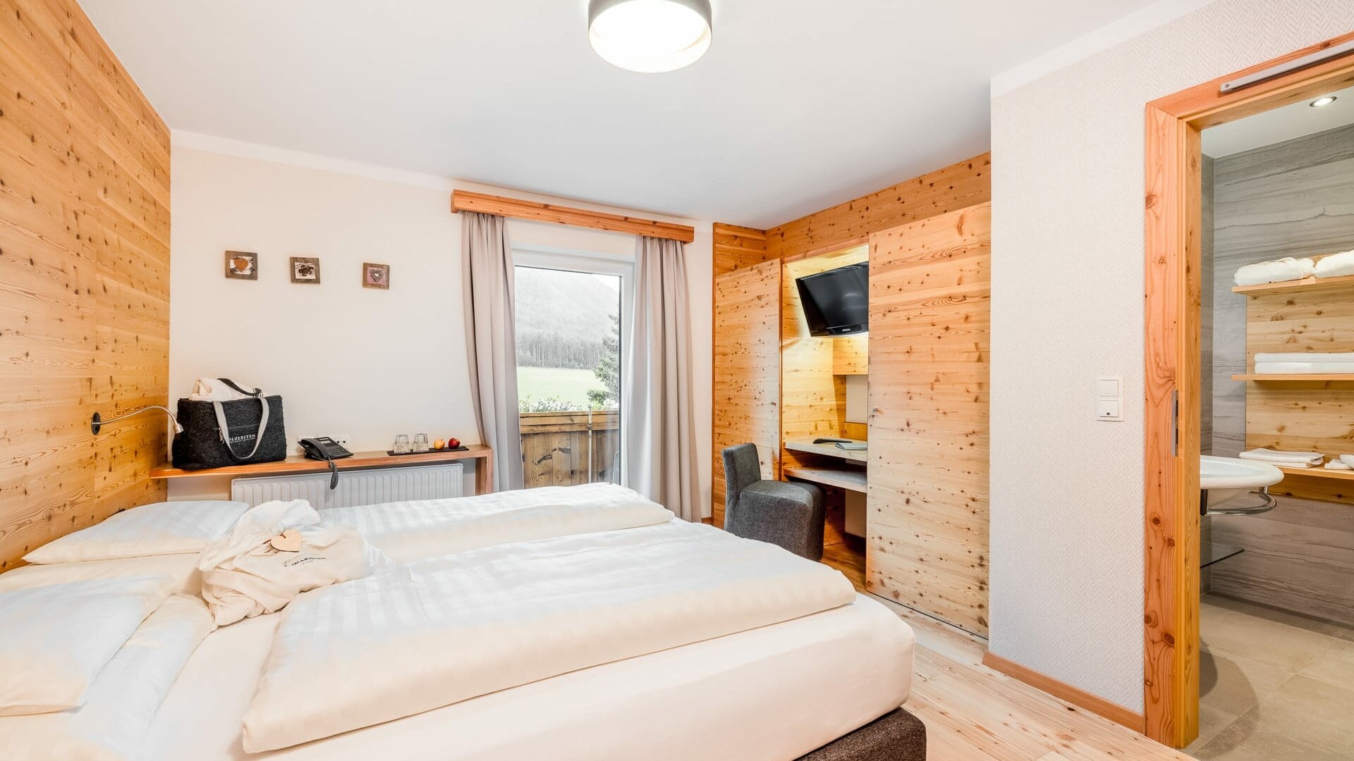 Helles, modernes Zimmer mit Holzelementen