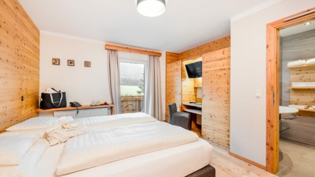 Helles, modernes Zimmer mit Holzelementen
