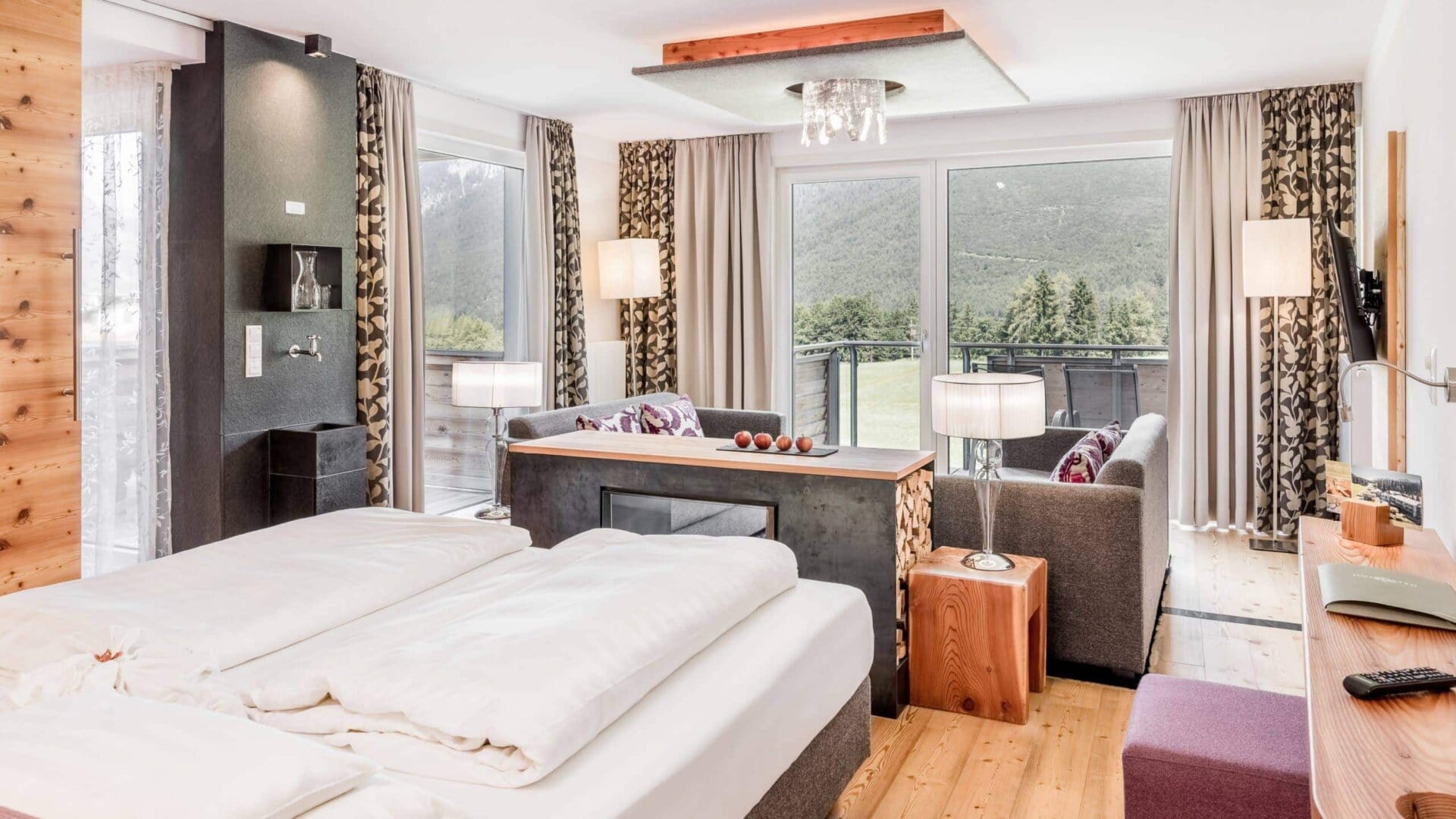 Helles und modernes Hotelzimmer mit Bergblick