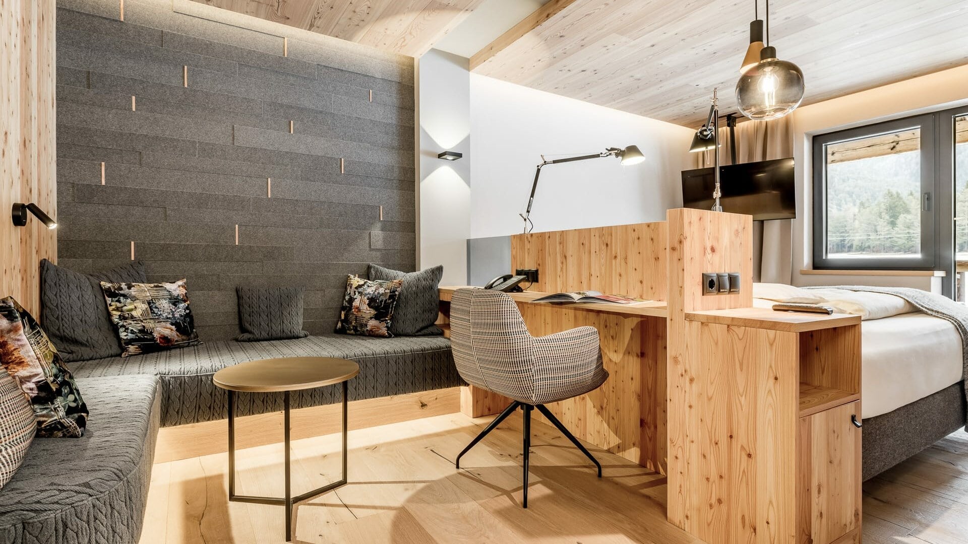 Modernes Zimmer mit Holzdekor und gemütlicher Sitzecke