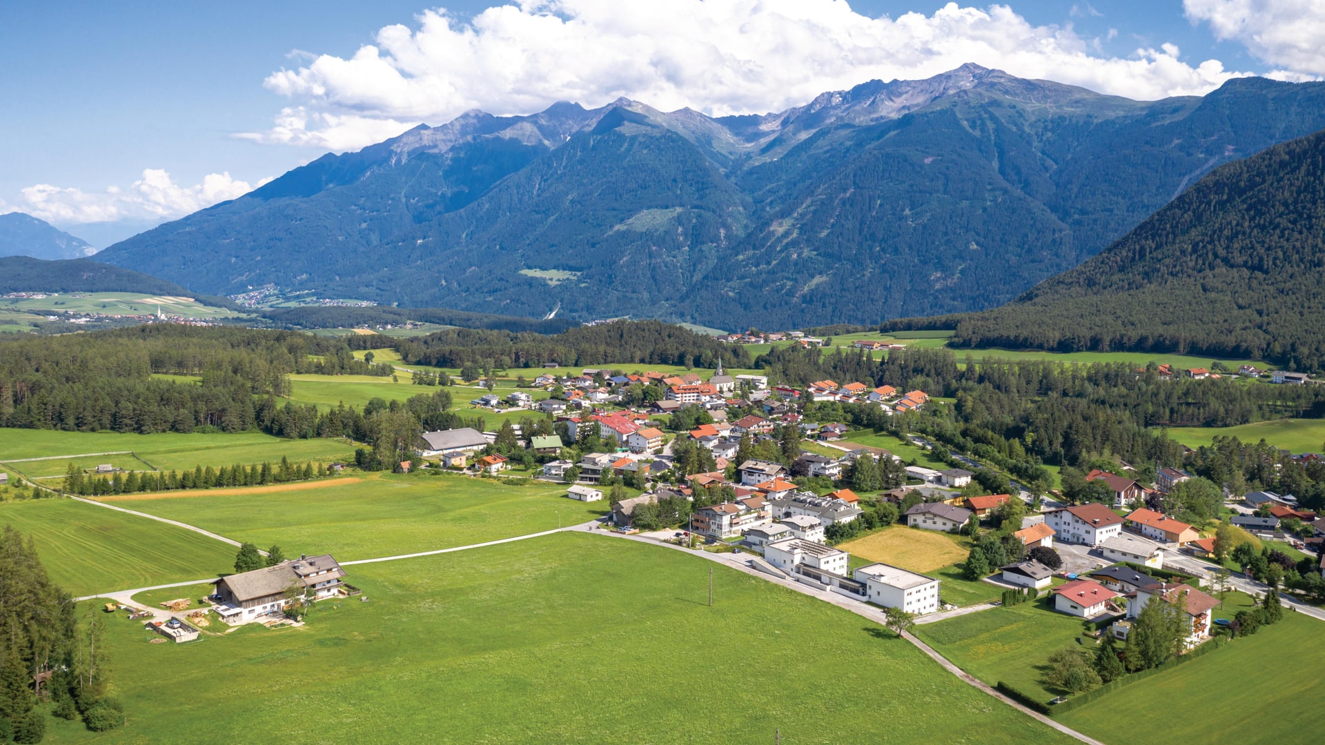 Landschaft mit Bergen und Dörfern in den Alpen
