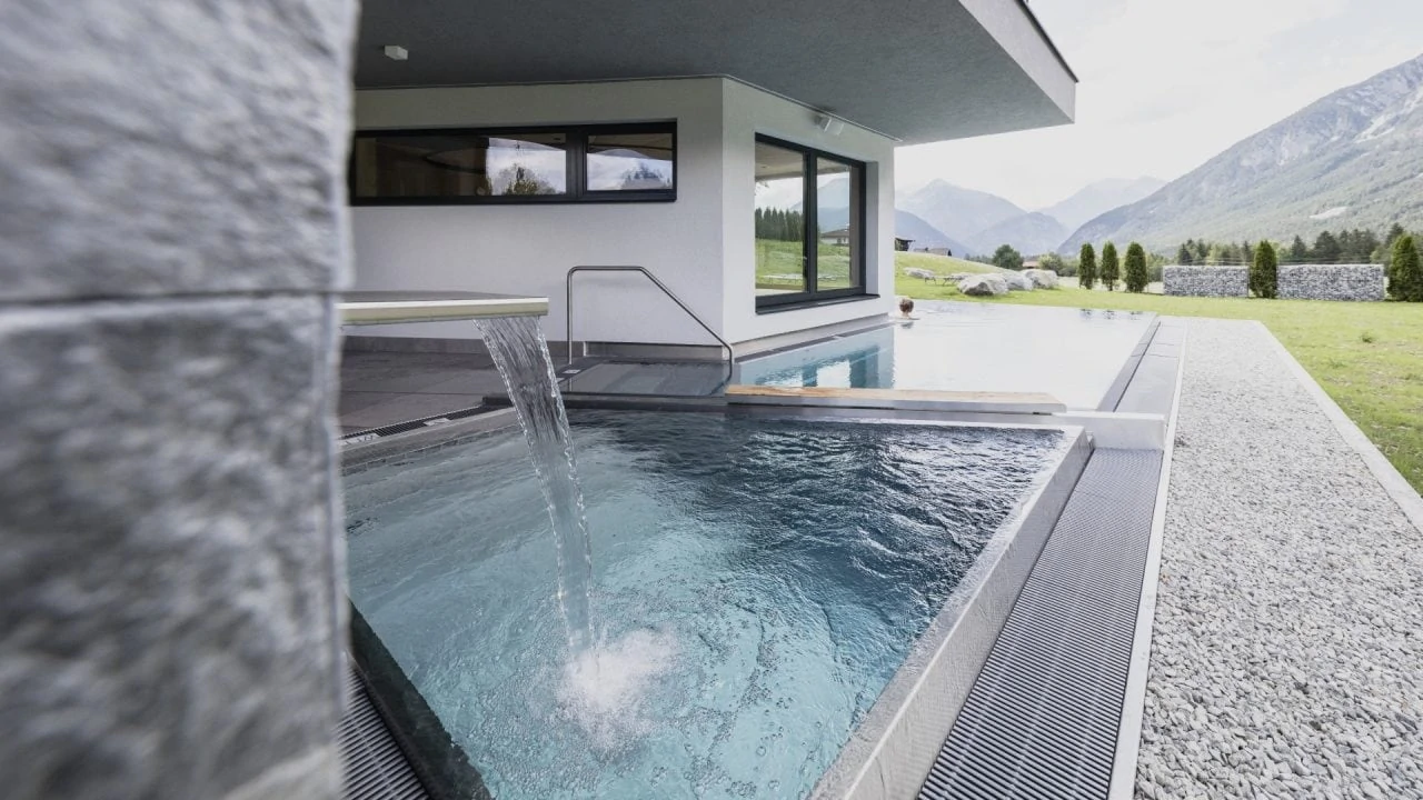 Erfrischung nach der Sauna im Kaltwasserbecken