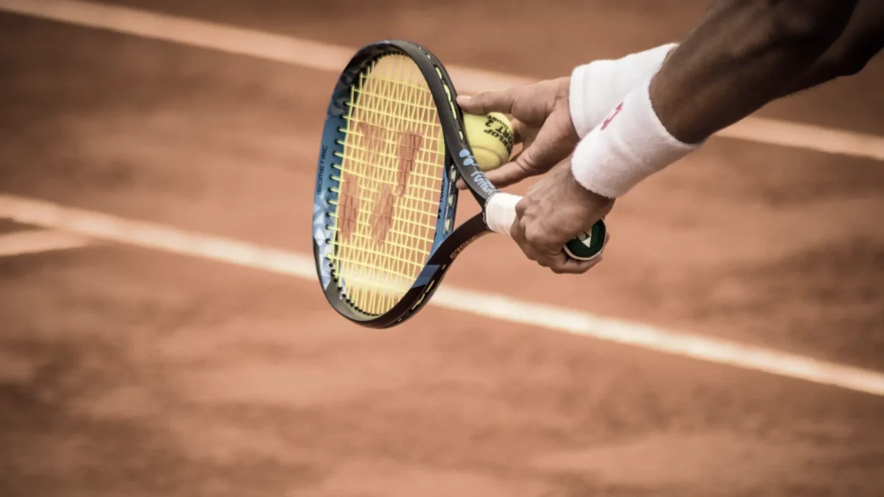 Tennisracket und Ball auf dem Platz