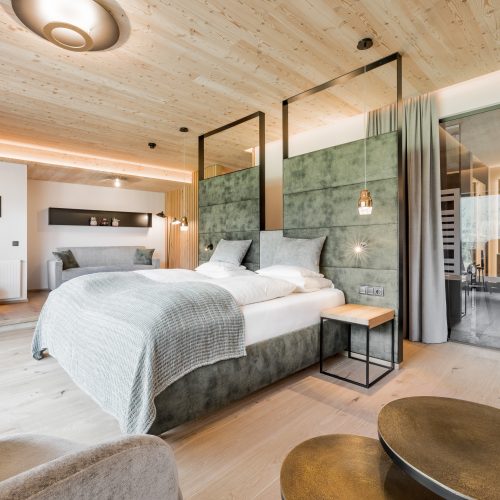 Elegantes Schlafzimmer mit modernem Design und Möbeln.