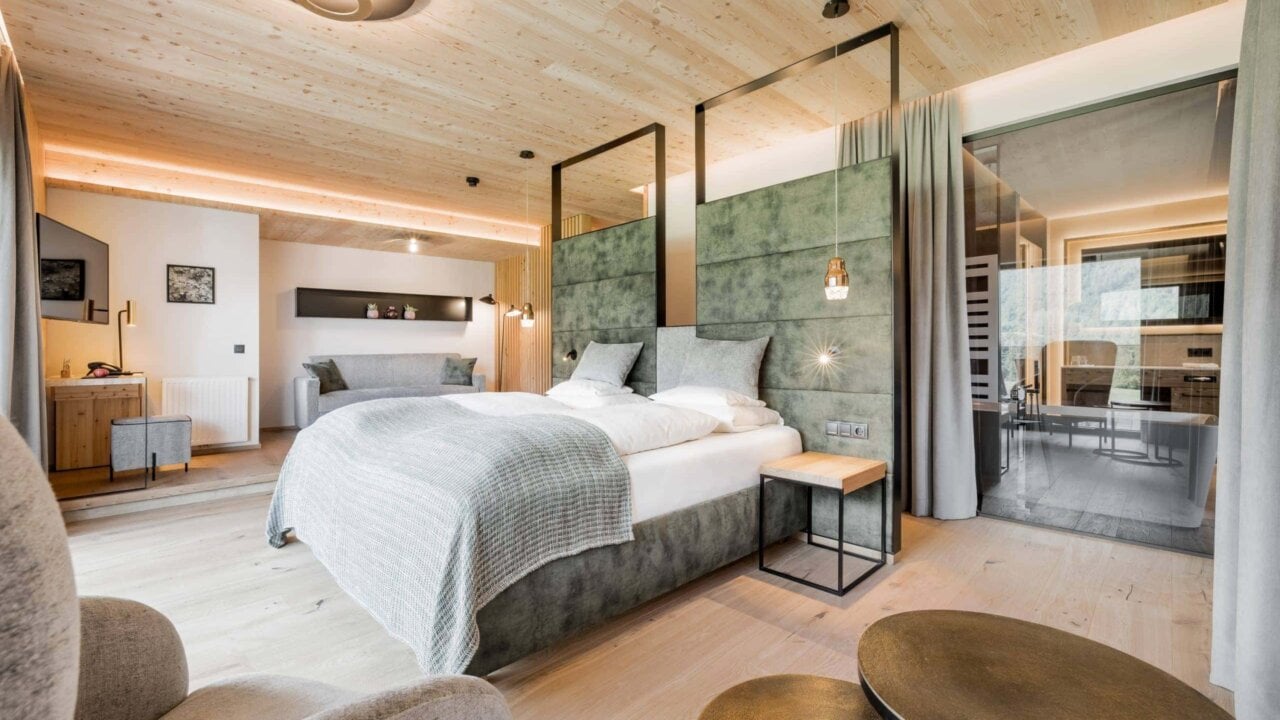 Elegantes Schlafzimmer mit modernem Design und Möbeln.