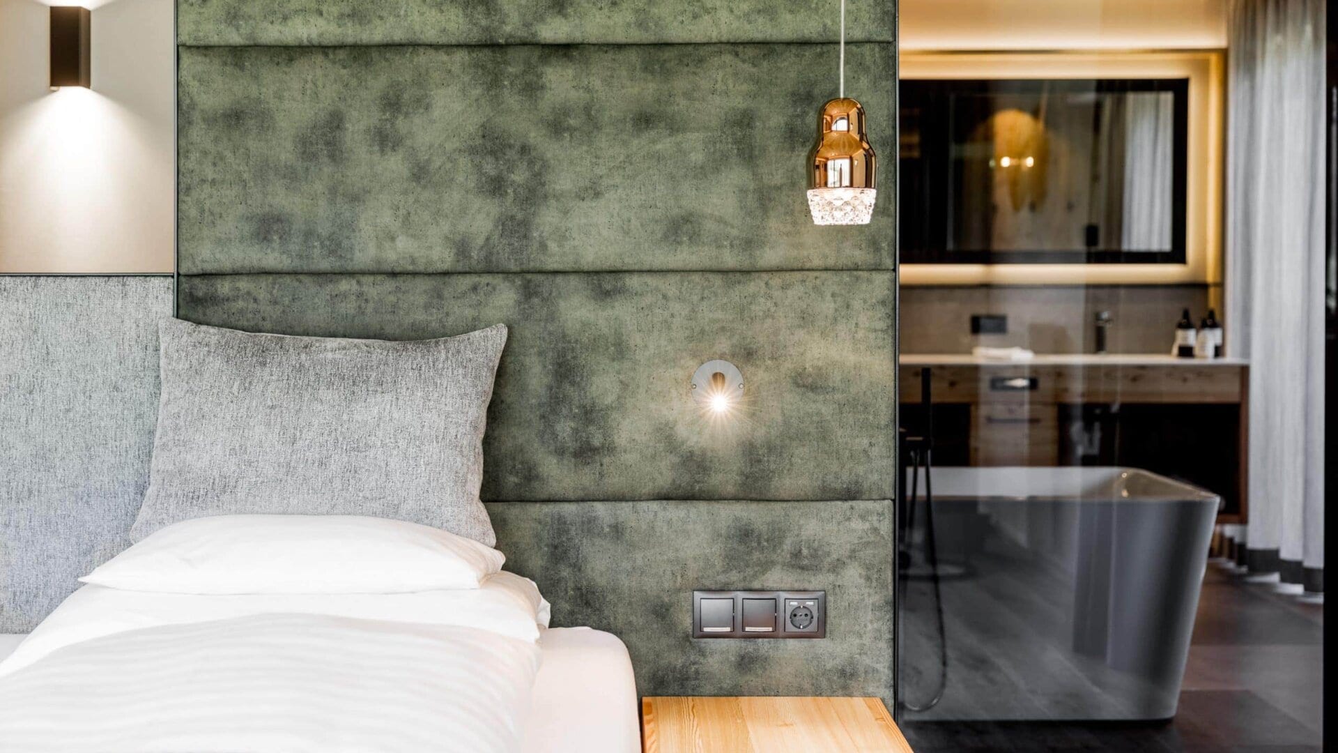 Modernes Schlafzimmer mit grünem Wandschmuck