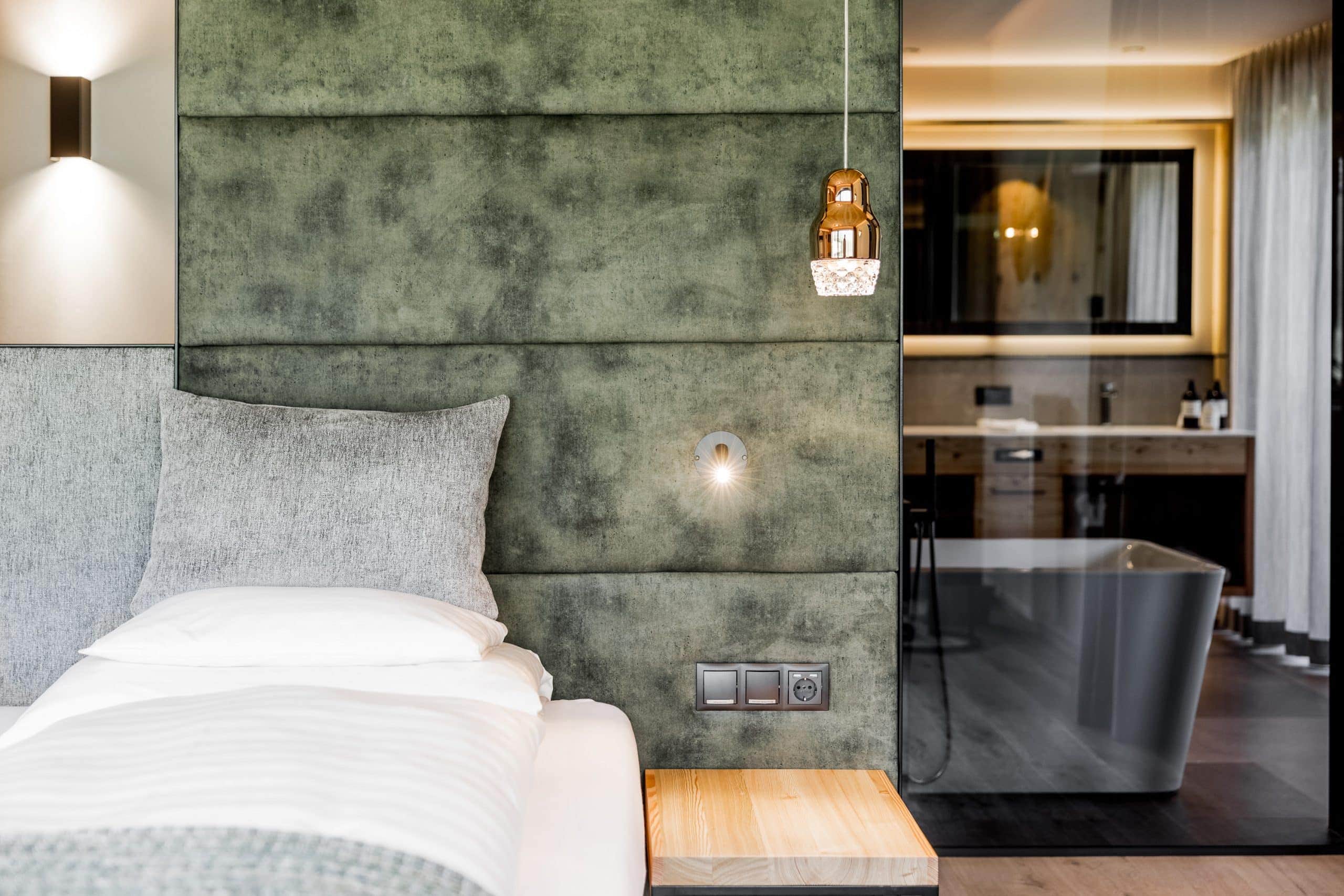 Modernes Schlafzimmer mit grünem Wandschmuck