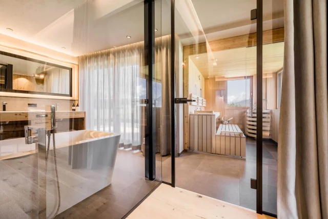 Moderne Badezimmeransicht mit Sauna und Badewanne.