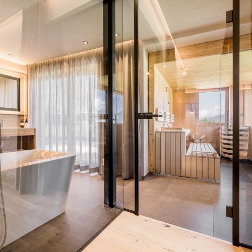 Moderne Badezimmeransicht mit Sauna und Badewanne.