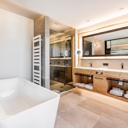 Modernes Badezimmer mit Badewanne und Dusche