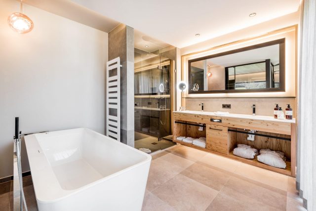 Modernes Badezimmer mit Badewanne und Dusche