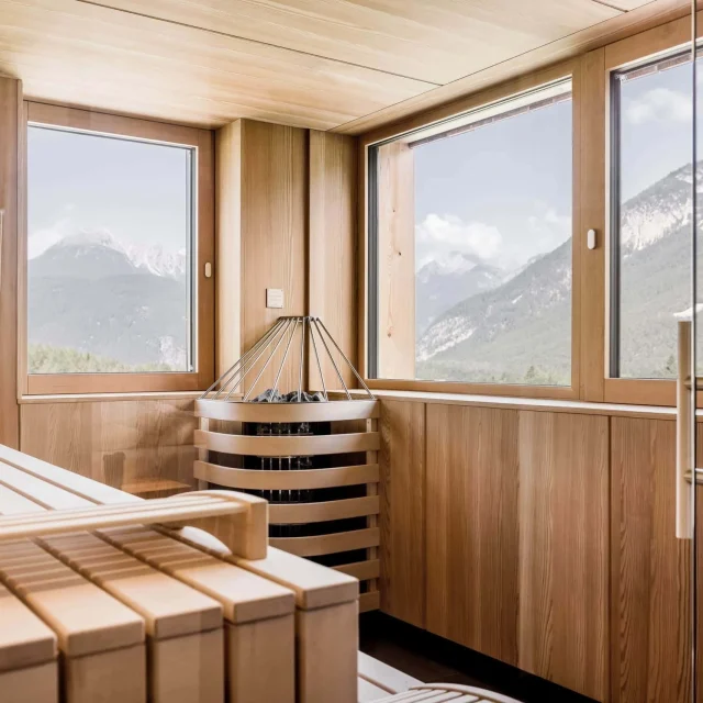Moderne Sauna mit Bergblick und Holzinterieur
