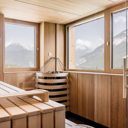 Moderne Sauna mit Bergblick und Holzinterieur