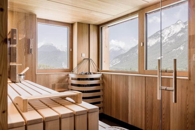 Moderne Sauna mit Bergblick und Holzinterieur