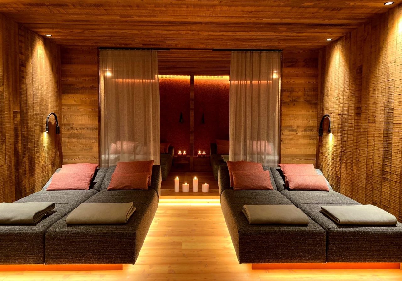 Entspannender Wellnessbereich mit Liegen und Kerzen