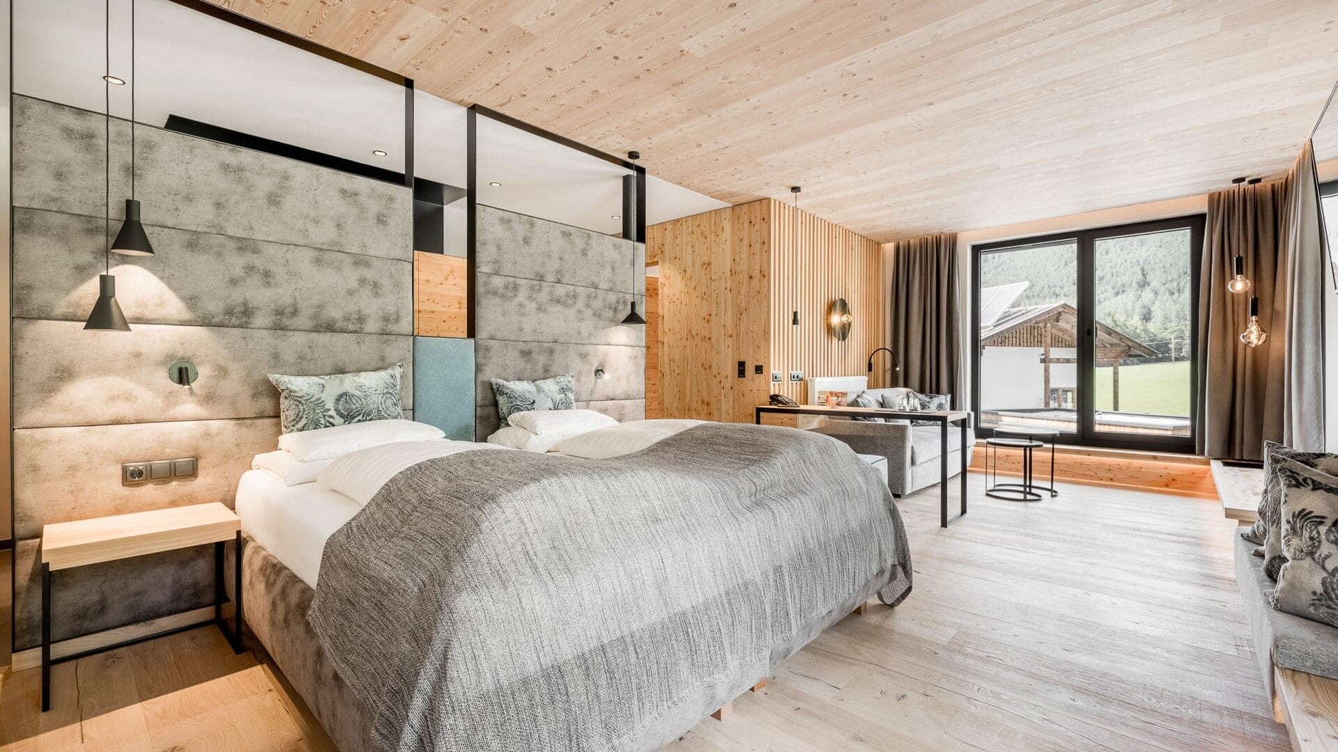 Modernes Schlafzimmer mit Holzdetails und Fenster