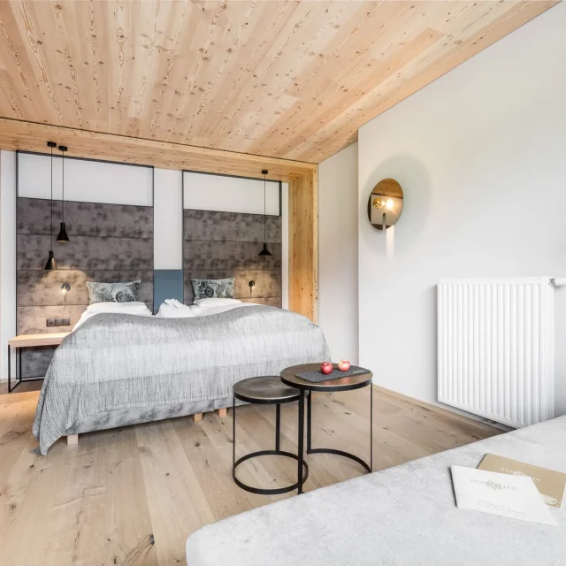 Modernes Schlafzimmer mit Holzdetails und gemütlichem Design