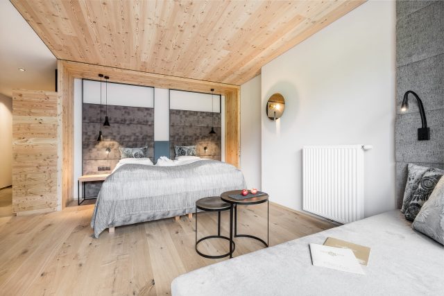 Modernes Schlafzimmer mit Holzdetails und gemütlichem Design