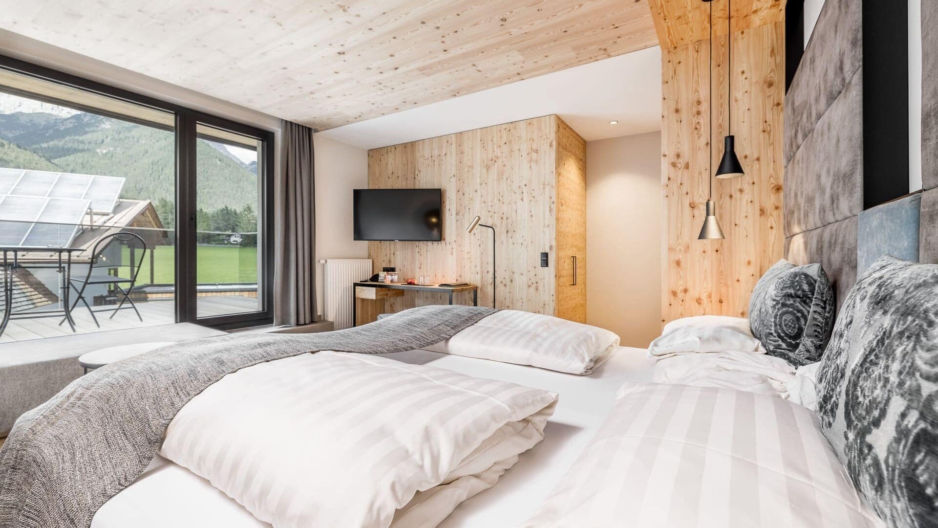 K modernes Schlafzimmer mit Fenster und Fernseher