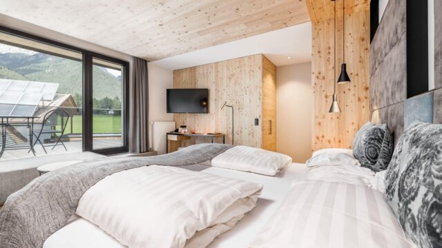 K modernes Schlafzimmer mit Fenster und Fernseher