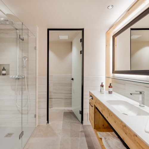 Modernes Badezimmer mit Dusche und Spiegel