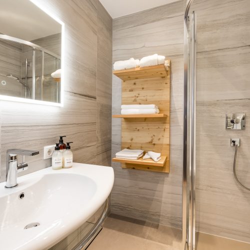 Modernes Badezimmer mit Dusche und Waschbecken