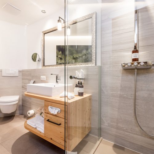 Modernes Badezimmer mit Dusche und Spiegel