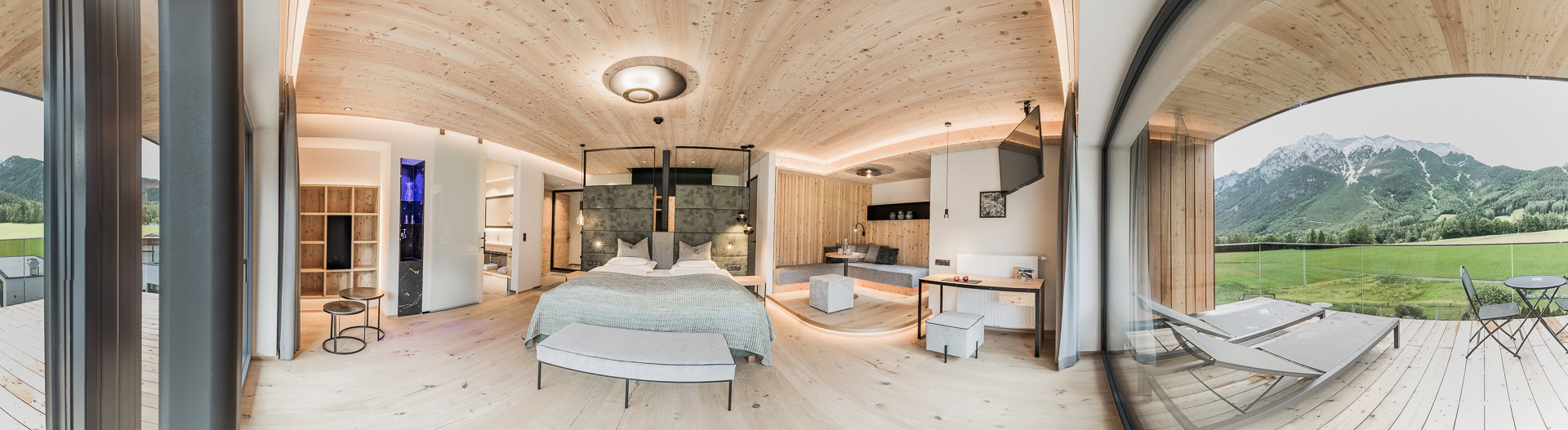 Modernes Zimmer mit Bergblick und Holzdekor