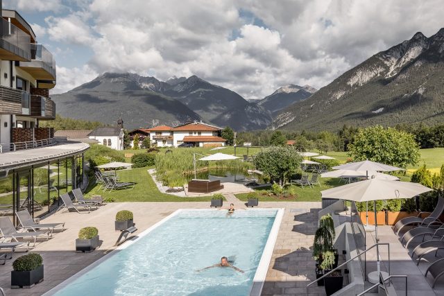 Schwimmbad mit Bergblick und Gartenlandschaft