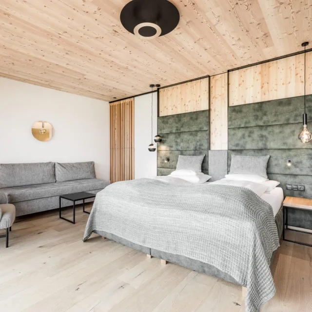 Moderner, gemütlicher Hotelzimmer mit Holzdetails