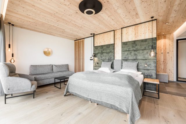 Moderner, gemütlicher Hotelzimmer mit Holzdetails