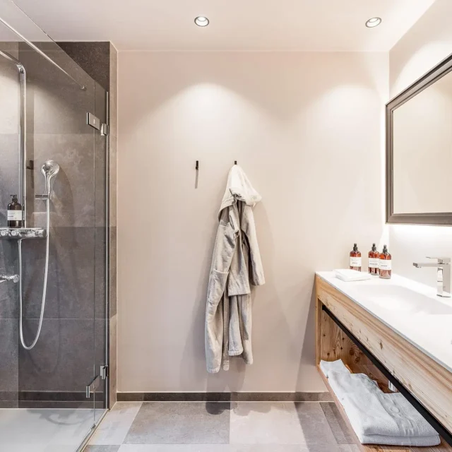Modernes Badezimmer mit Dusche und Waschtisch