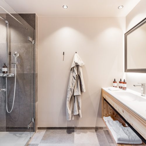 Modernes Badezimmer mit Dusche und Waschtisch