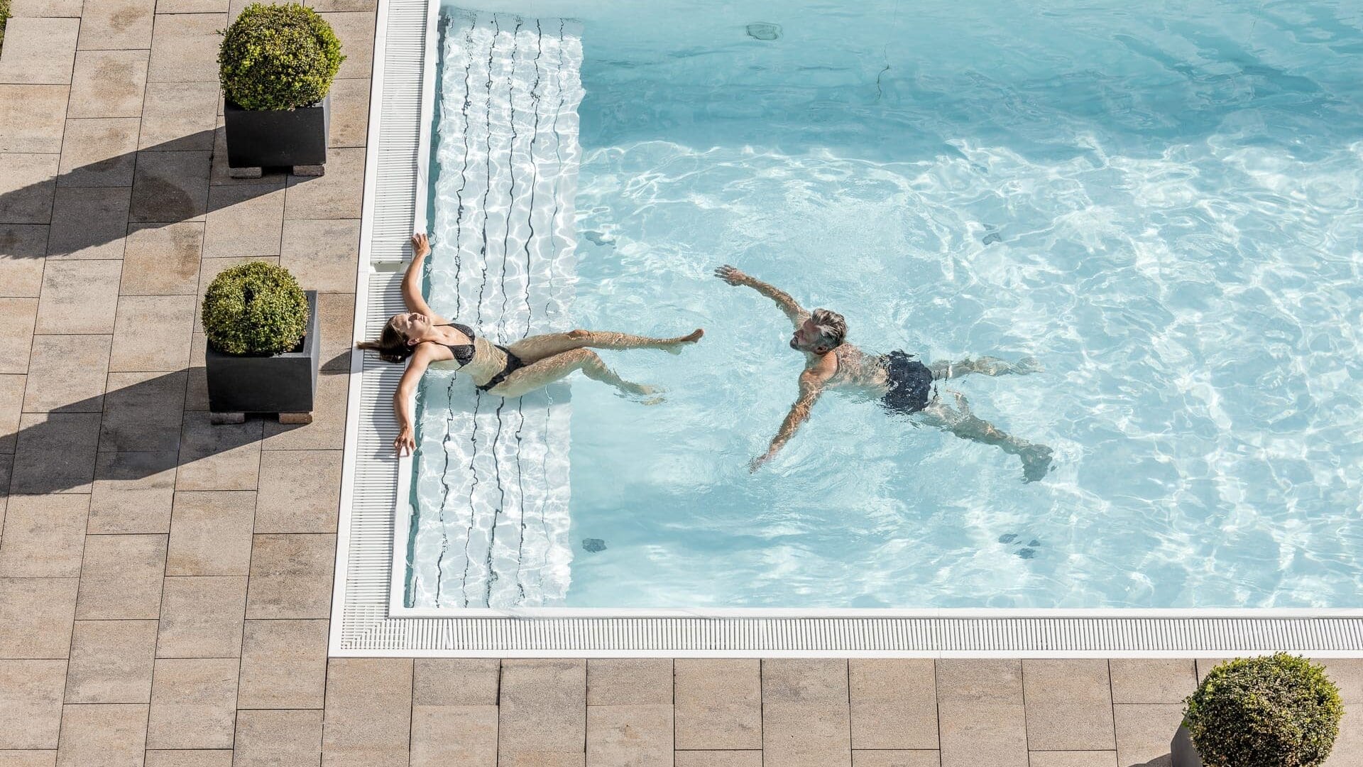 Menschen im Pool genießen den Sommer.