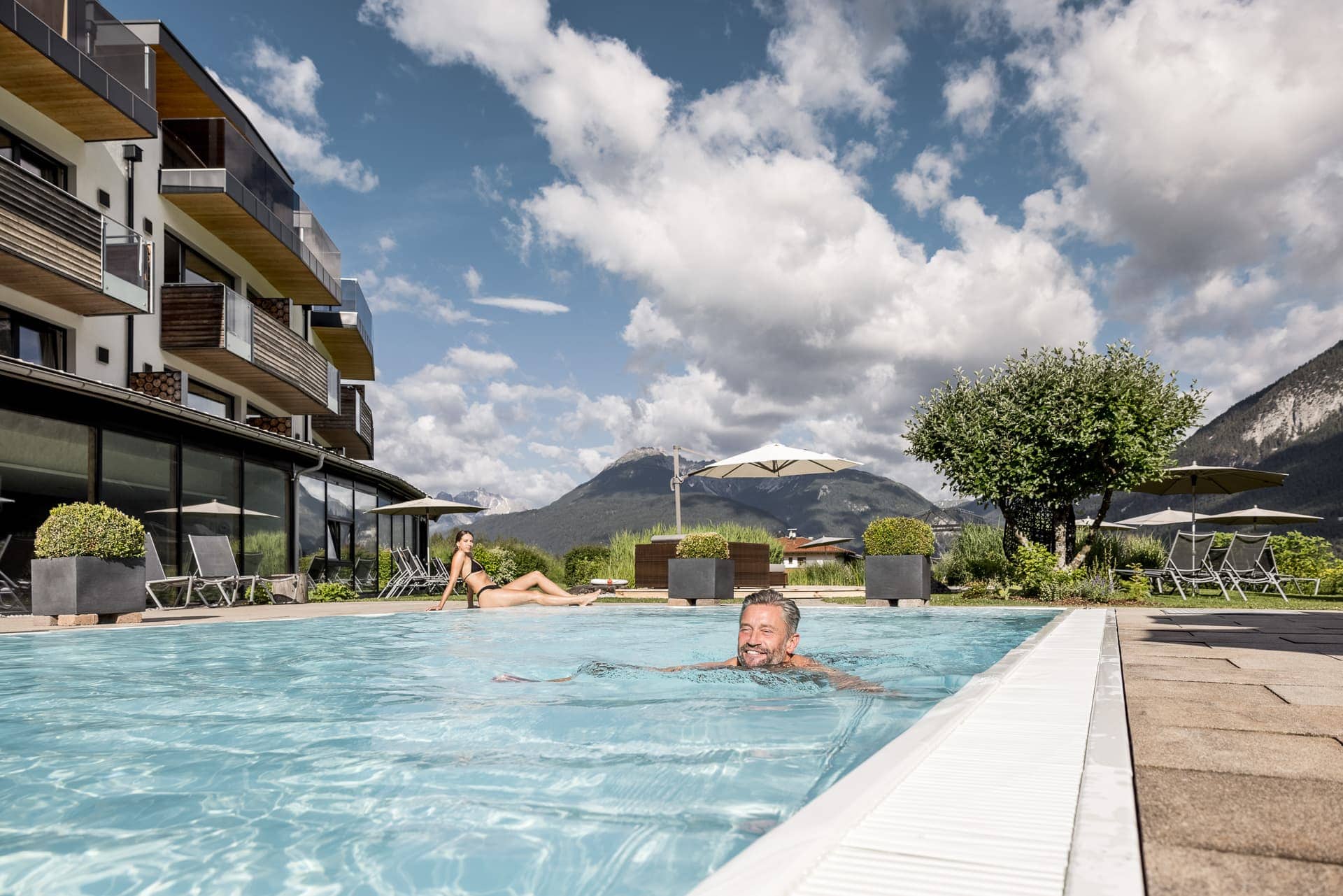 Entspannende Poollandschaft mit Blick auf Berge