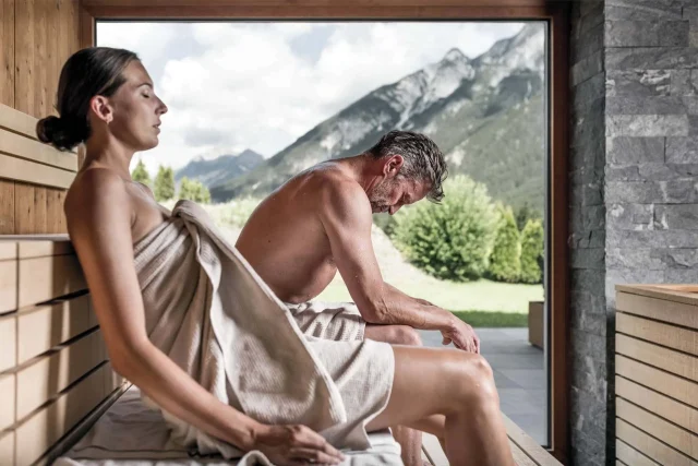 Entspannung in einer modernen Sauna mit Bergblick