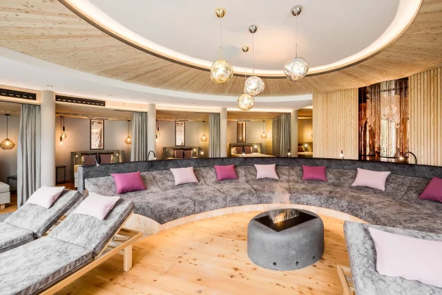 Gemütlicher Wellnessbereich mit Loungemöbeln