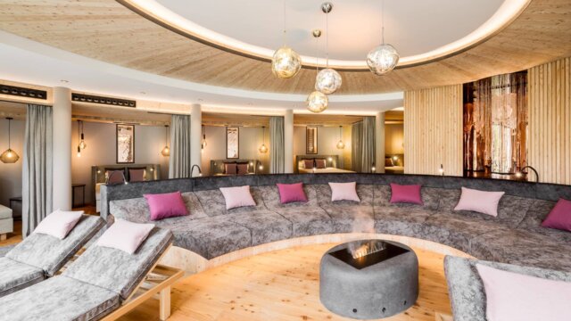 Gemütlicher Wellnessbereich mit Loungemöbeln