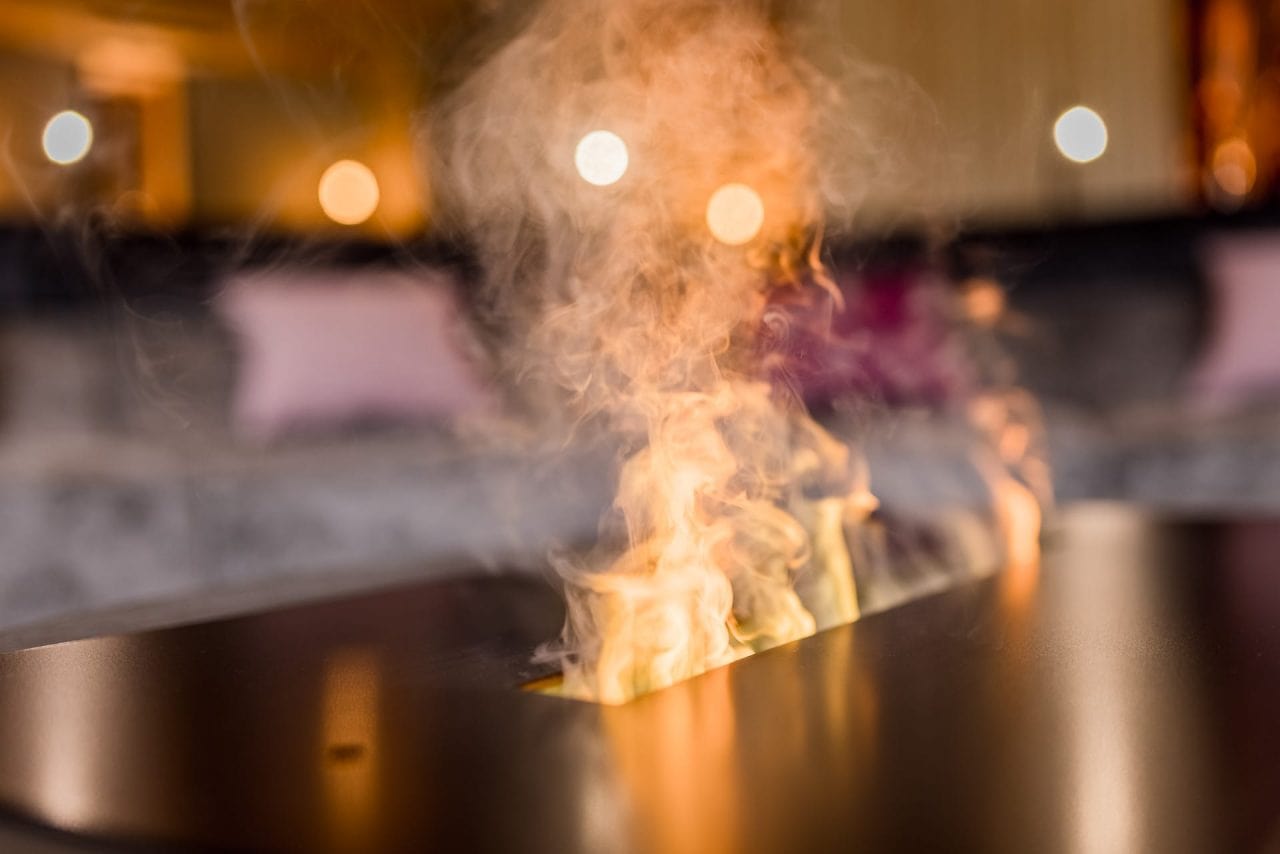 Flammen und Rauch aus einem modernen Kamin.