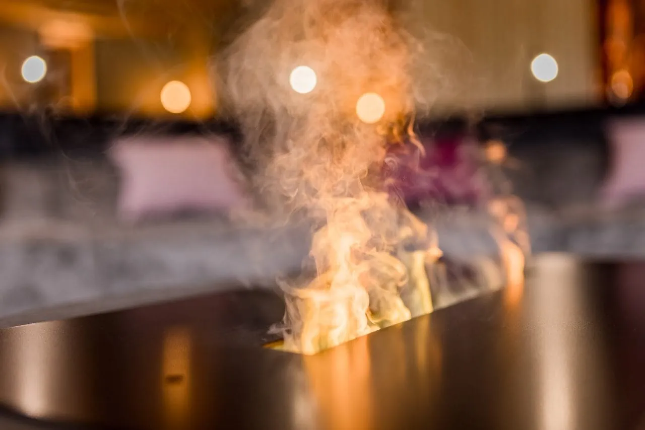 Flammen und Rauch aus einem modernen Kamin.