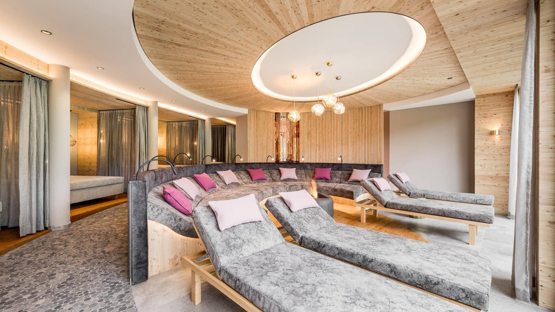 Moderne Wellness-Lounge mit bequemen Liegen