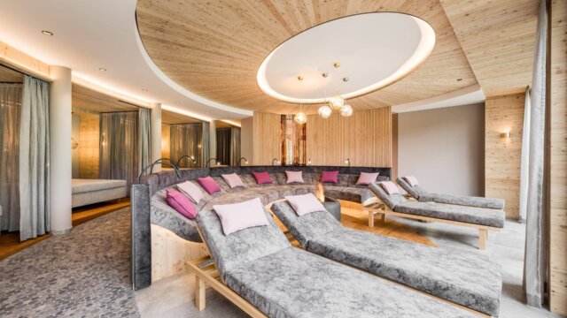 Moderne Wellness-Lounge mit bequemen Liegen