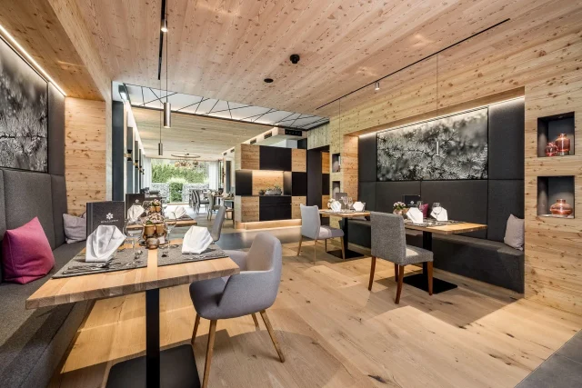 Moderne, gemütliche Restaurant-Inneneinrichtung mit Holzdesign.
