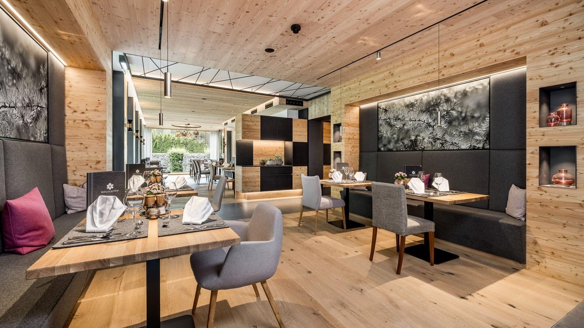 Moderne, gemütliche Restaurant-Inneneinrichtung mit Holzdesign.