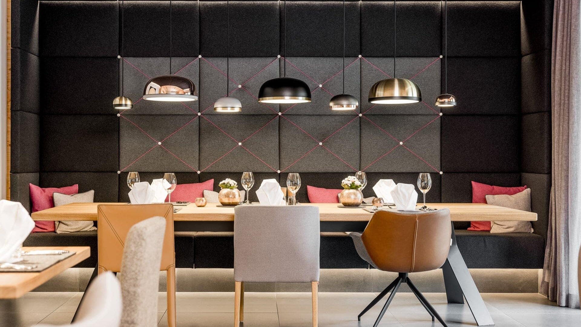 Elegantes Restaurant mit stilvoller Einrichtung und Beleuchtung.